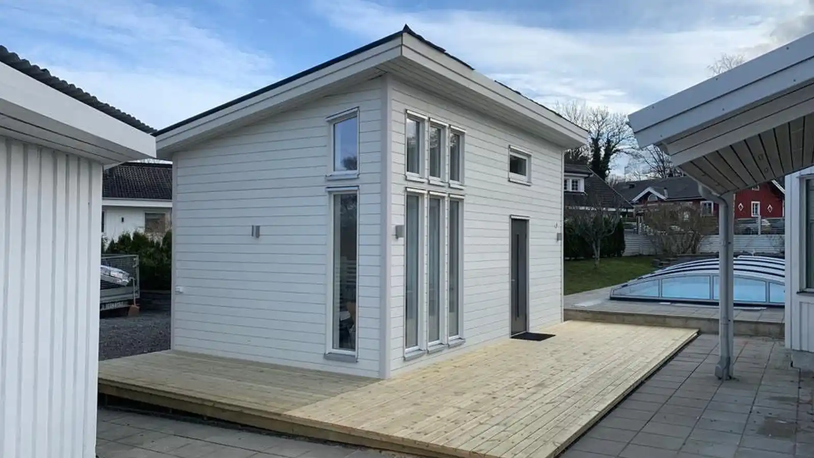 Årehuset 25 Modern kompakt attefallshus med ljus fasad
