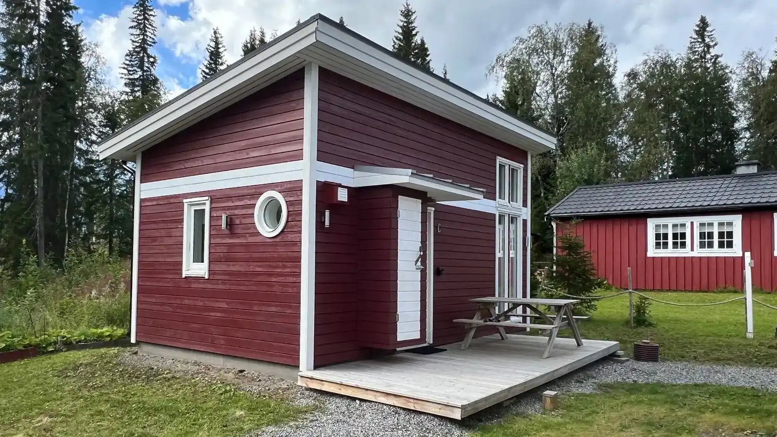 Årehuset 25 Traditionell rött attefallshus i klassisk svensk stil