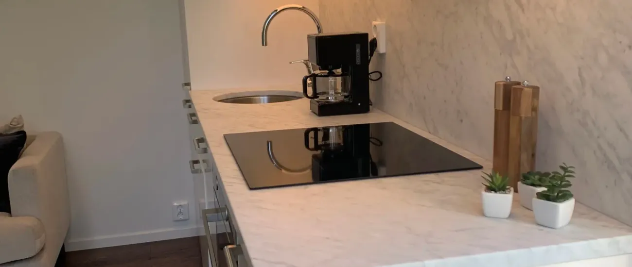 Köksbänk med induktionshäll och marmor