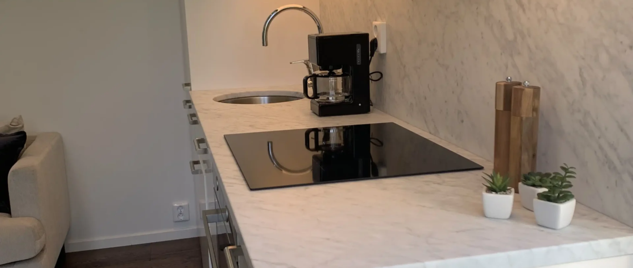 Köksbänk med induktionshäll och marmor i Årehuset 30