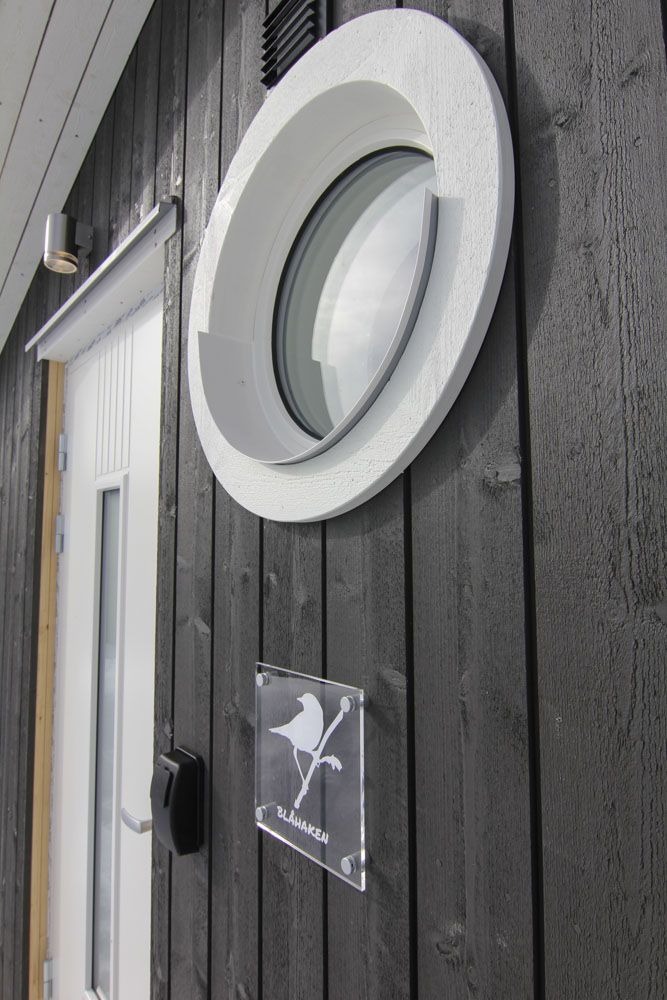 Runt fönster och detaljer på Årehuset 15 fasad