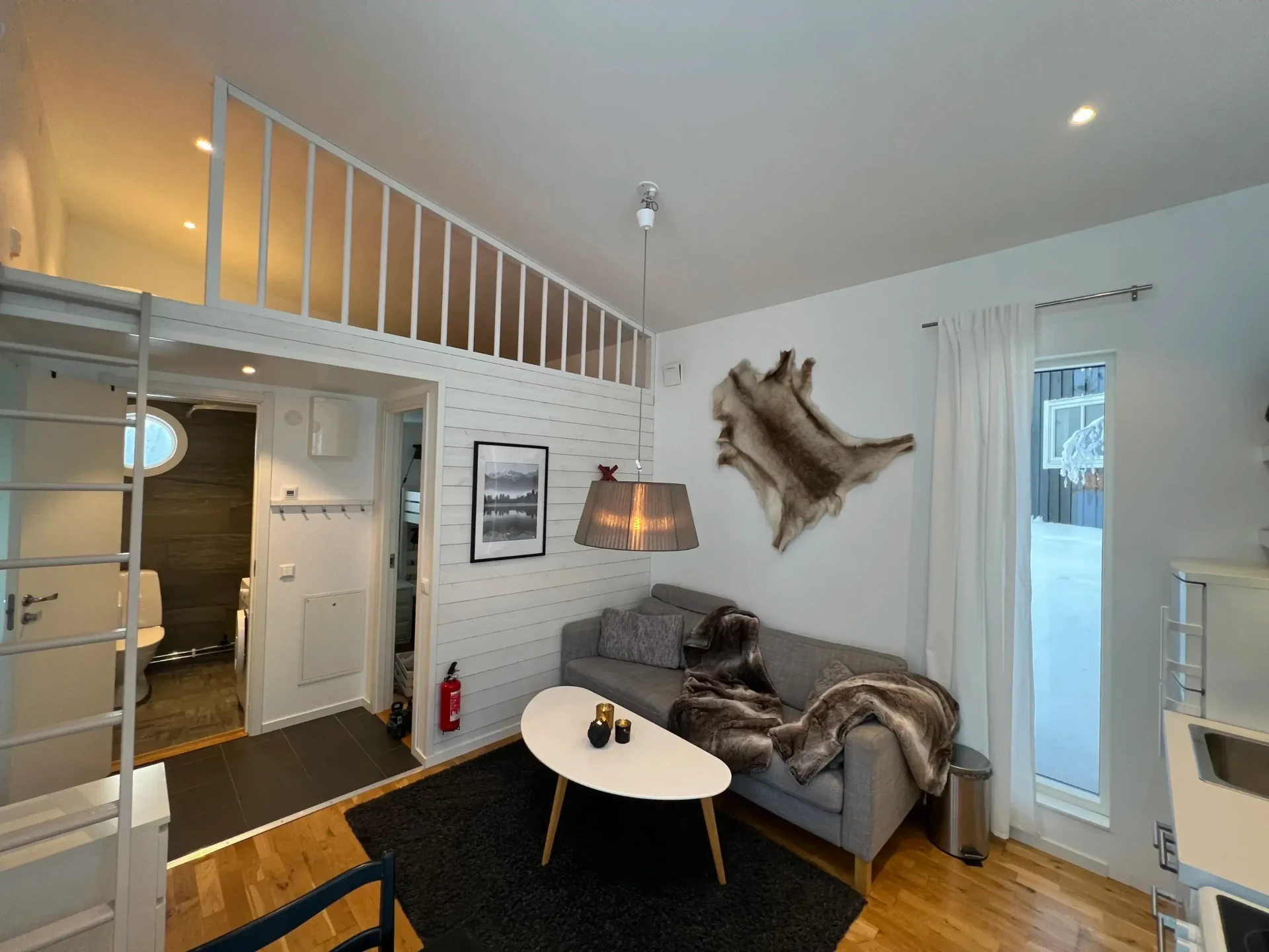 Årehuset 25 Modern interiör med stege till loft