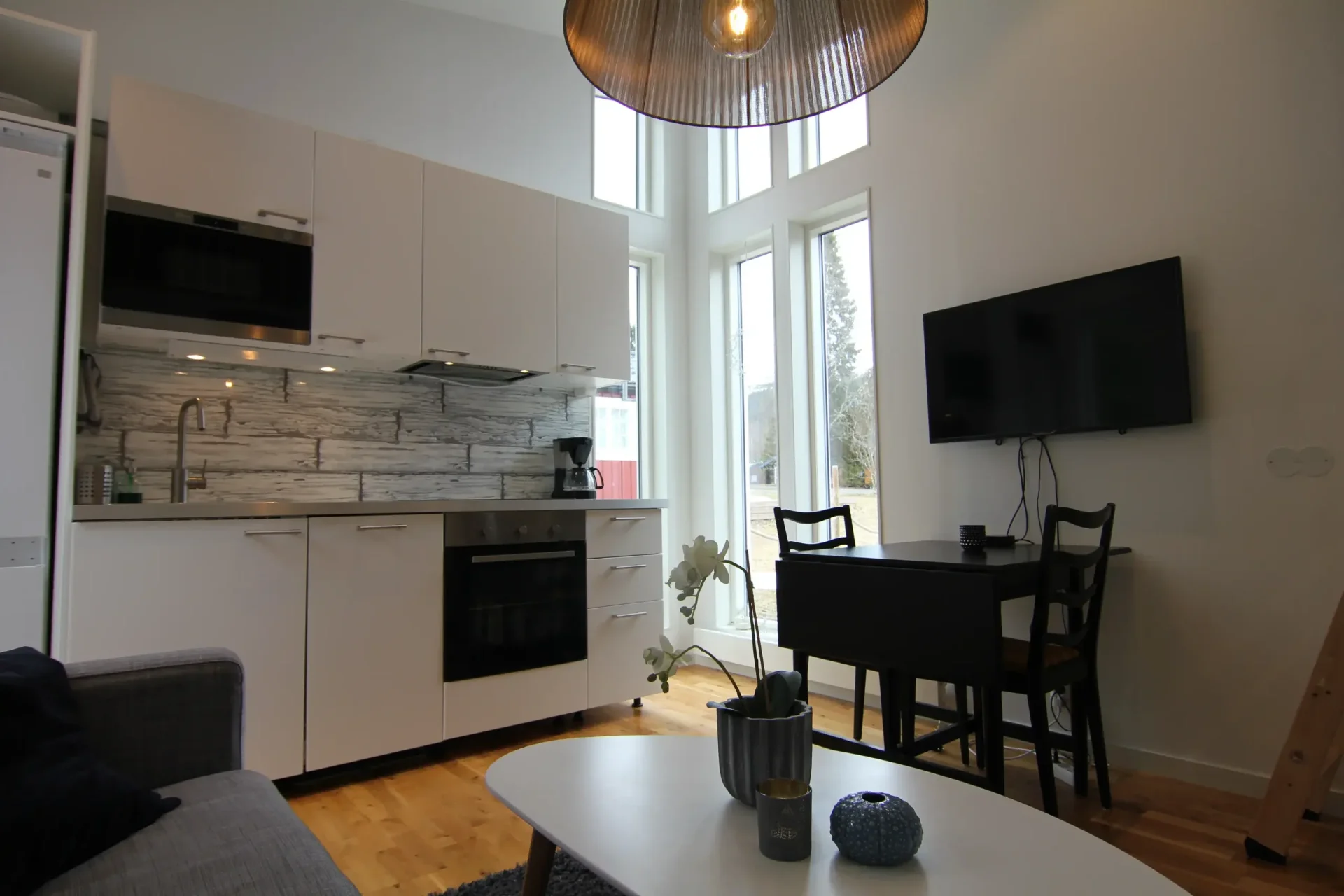 Kök med stora fönster i Årehuset 25 Modern
