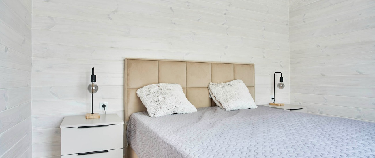Ljust sovrum med träpanel i Saltsjöhus 30 Modern