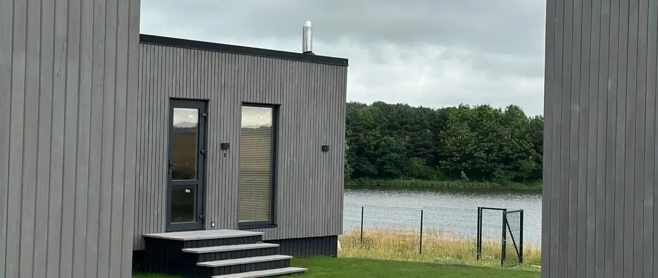 Modernt attefallshus vid sjö Saltsjöhus 30