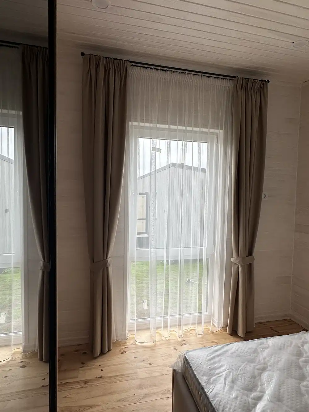 Sovrumsinteriör med fönster och gardiner i Saltsjöhus 30 Modern