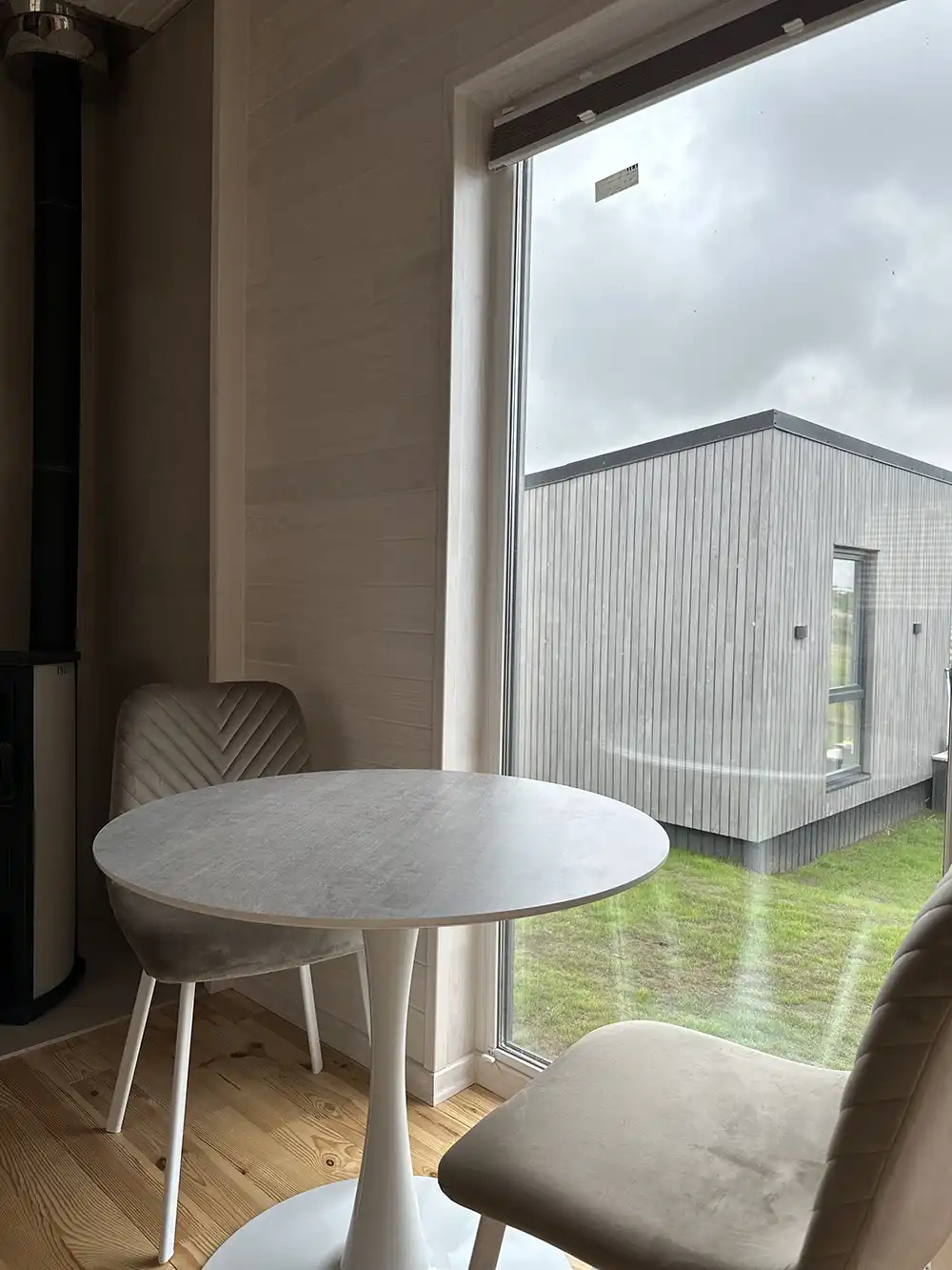 Interiör med ljus träpanel i Saltsjöhus 30 Modern