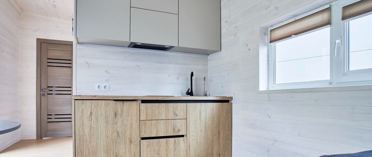 Köksinredning med träluckor i Saltsjöhus 30 Modern