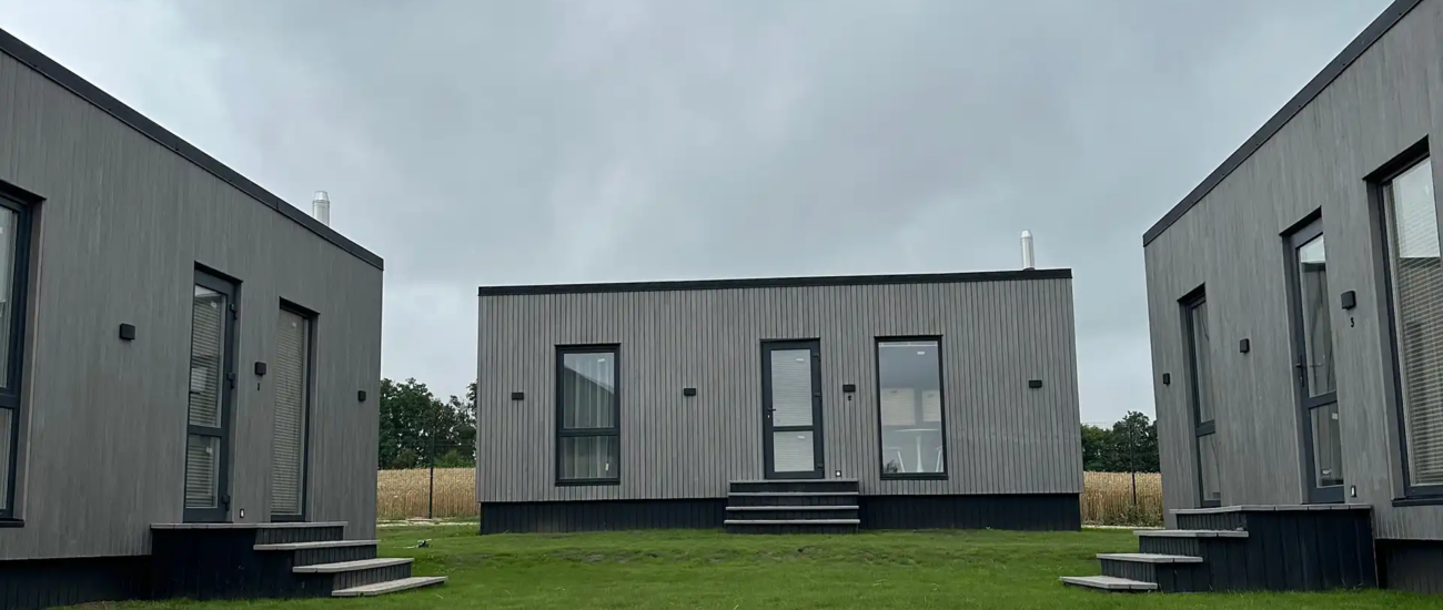 Saltsjöhus 30 Modern uppställt på plats med grå stående panel