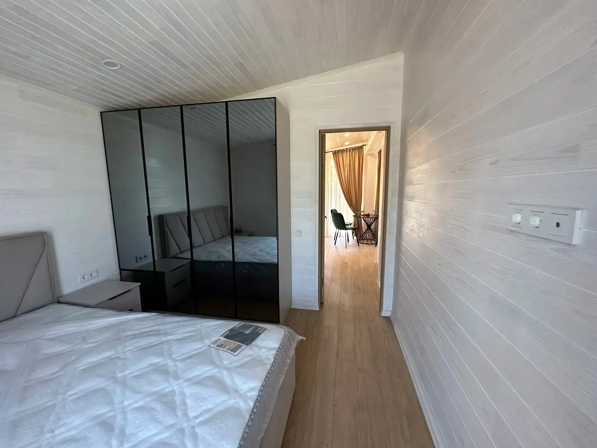 Saltsjöhus 71 sovrum med spegelgarderob