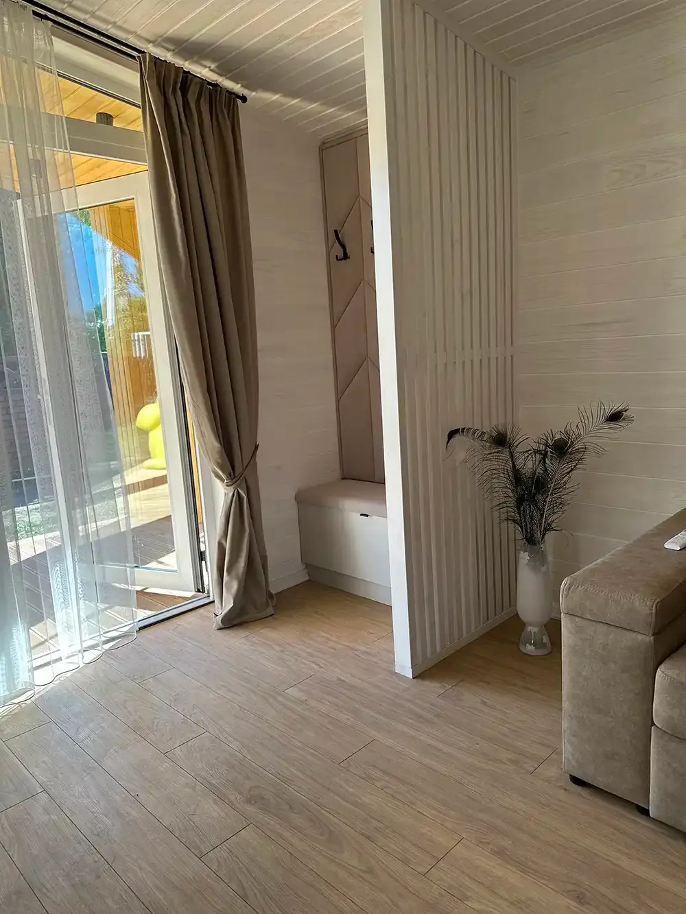 Saltsjöhus 92 hall med glasdörr mot veranda