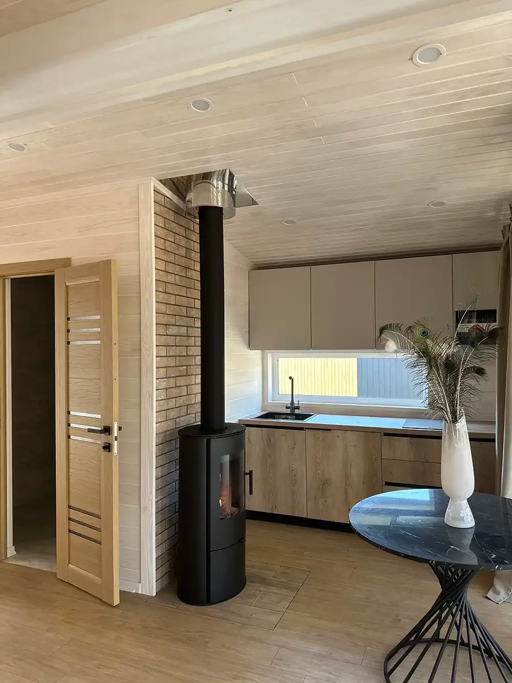 Saltsjöhus 92 kök med kamin och öppen planlösning