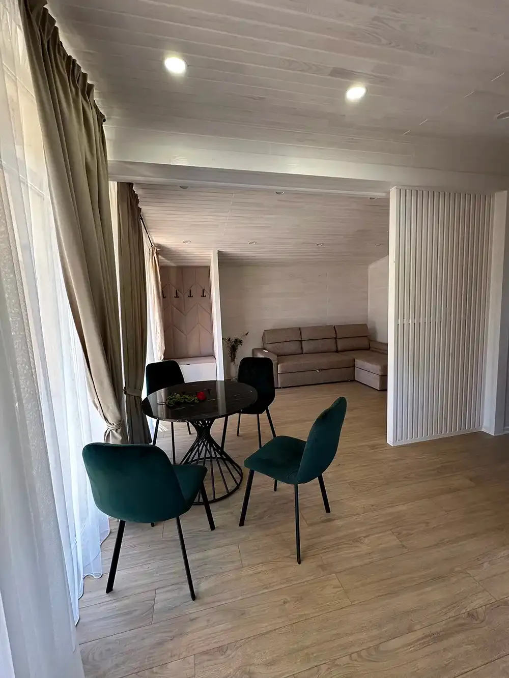 Saltsjöhus 92 rymligt vardagsrum med matplats
